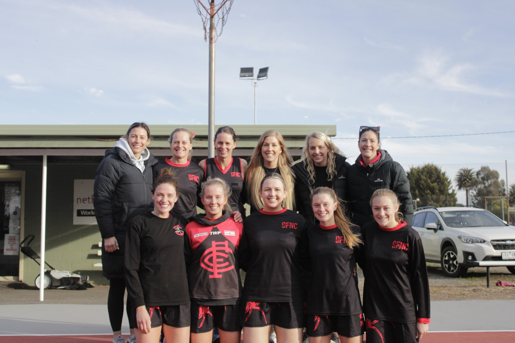 Madi Browne (top left) poses with Carisbrook’s A grade team after the Redbacks’ 37-goal victory over Newstead on Saturday. Browne ran a NetSetGo clinic for the club and provided sideline support throughout the A grade game.