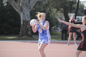 Newstead’s Bri Jury assesses her options in the Steaders’ goal circle. 