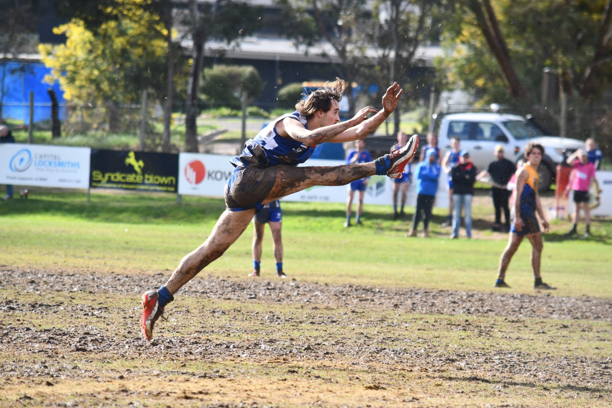 James Mitchelhill kicks Newstead deep into attack. In what was a slippery weekend for many teams in the final home and away round of the season, the Steaders were unable to stop Harcourt from earning the double chance, with the Lions taking a 77-point victory.
