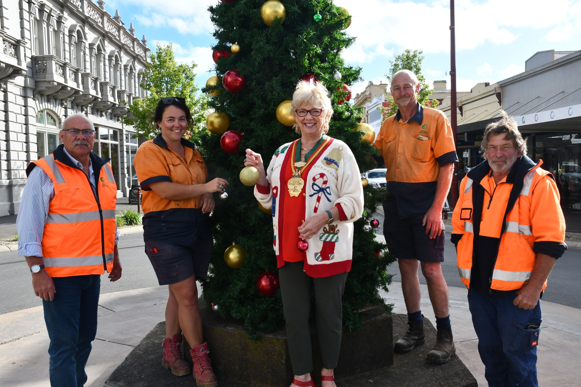 Council’s Parks and Garden team members Brenton, Chloe, Les and Russell with Central Goldfields Shire mayor Cr Grace La Vella (centre) in front of the Christmas Tree in High Street.