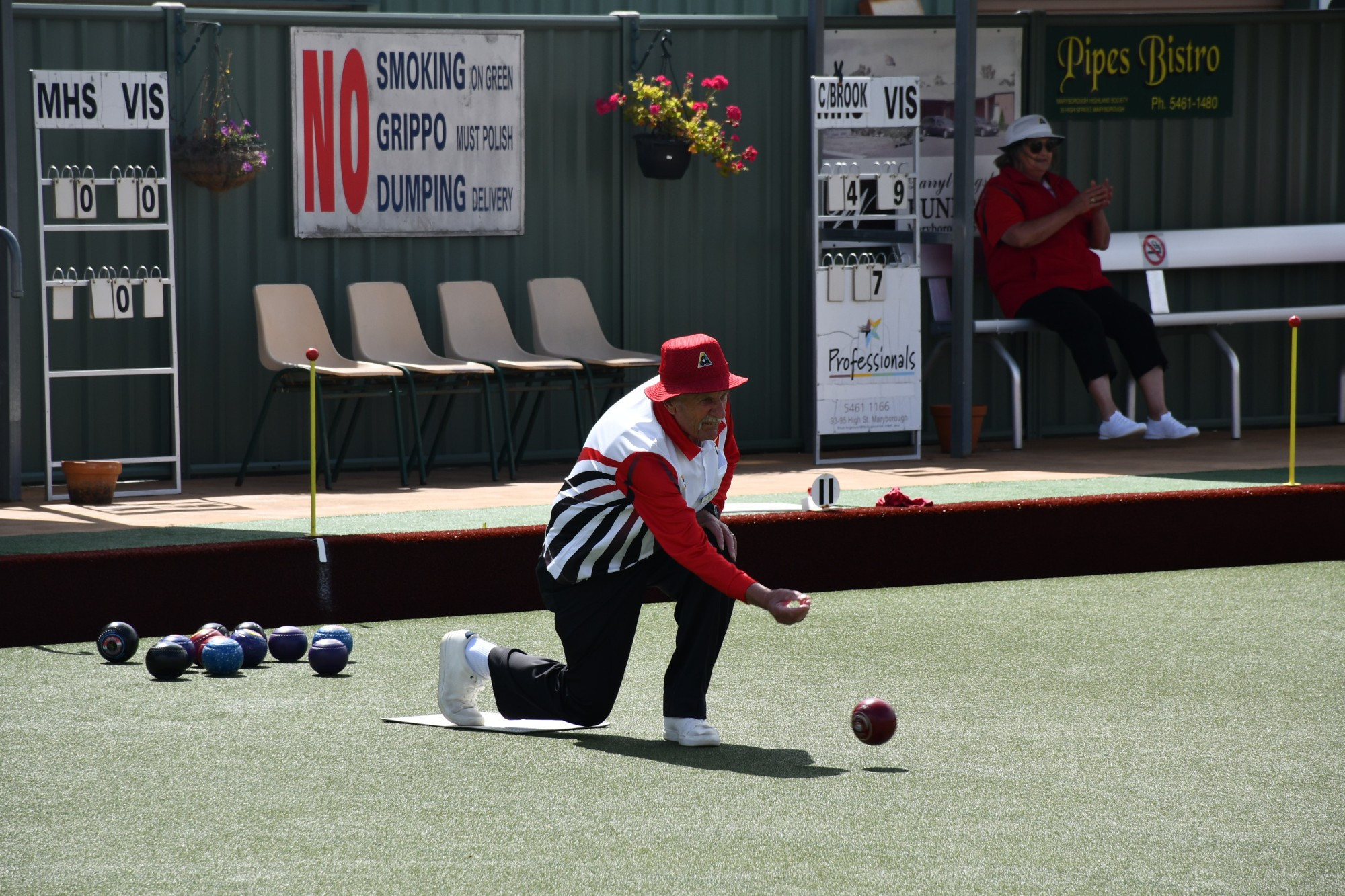 Carisbrook’s Ken Gower places his shot.