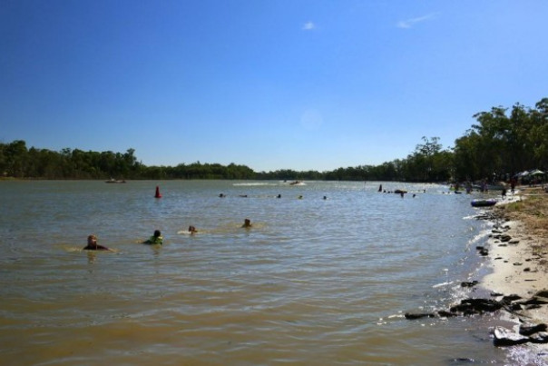 Laze by the lake at Laanecoorie - feature photo