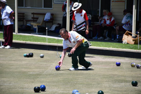 Highland Red’s Lawrie Barry plays his shot carefully. 