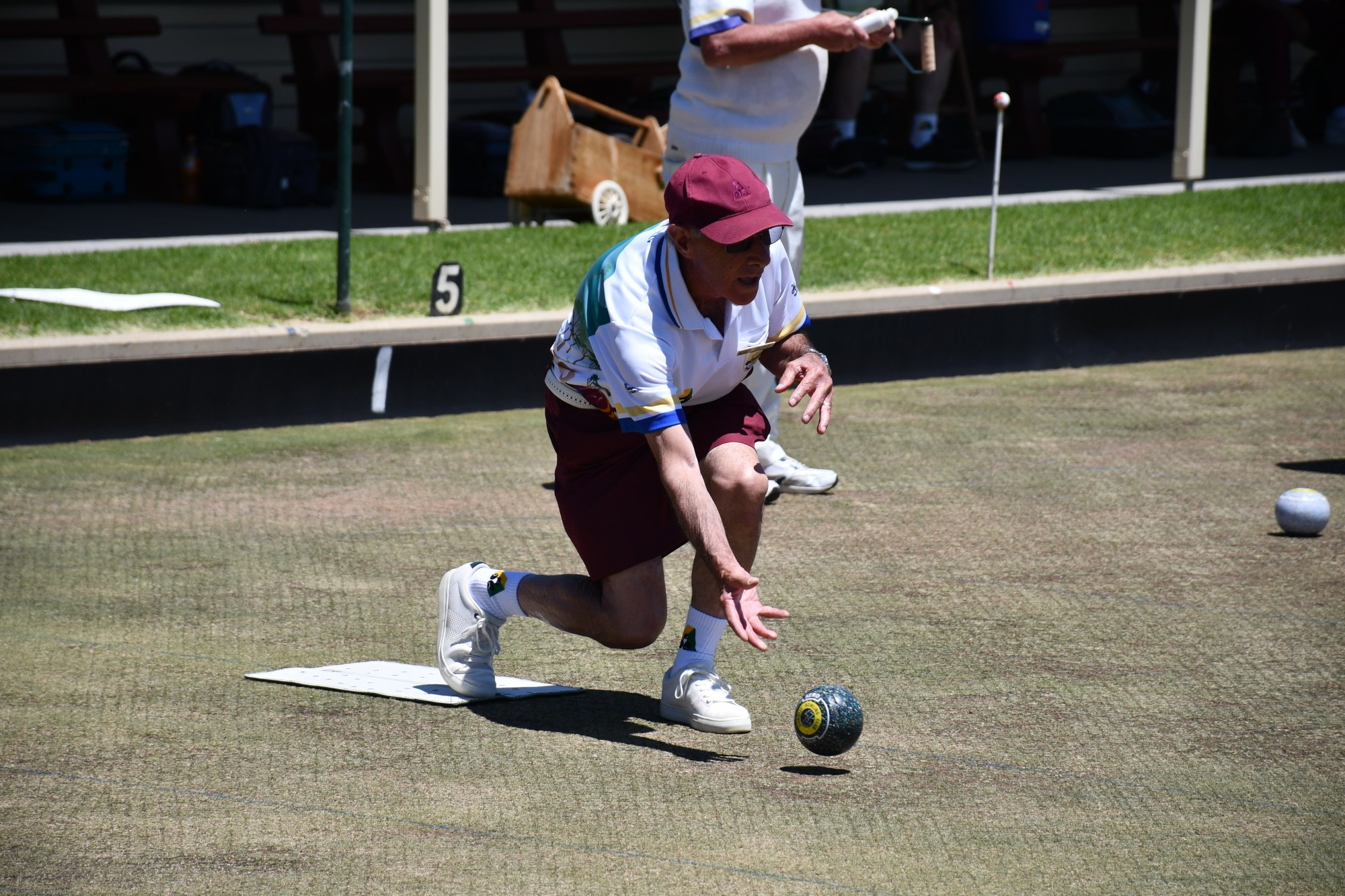 Dunolly Green’s Charles Spiteri plays his shot.