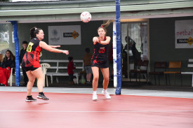 Carisbrook’s Amelia Jarvis passes out of defence.	