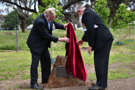 RSL Victoria president Robert Webster OAM unveils the avenue’s dedication, alongside Mr Lynch.