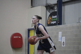 Maryborough Lady Blazers’ Emma Pedretti assesses her options with ball in hand. 
