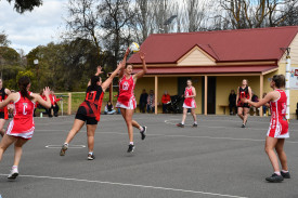 Natte’s Naomi Medlyn goes for a high pass over her opponent. Photo: 060922 09