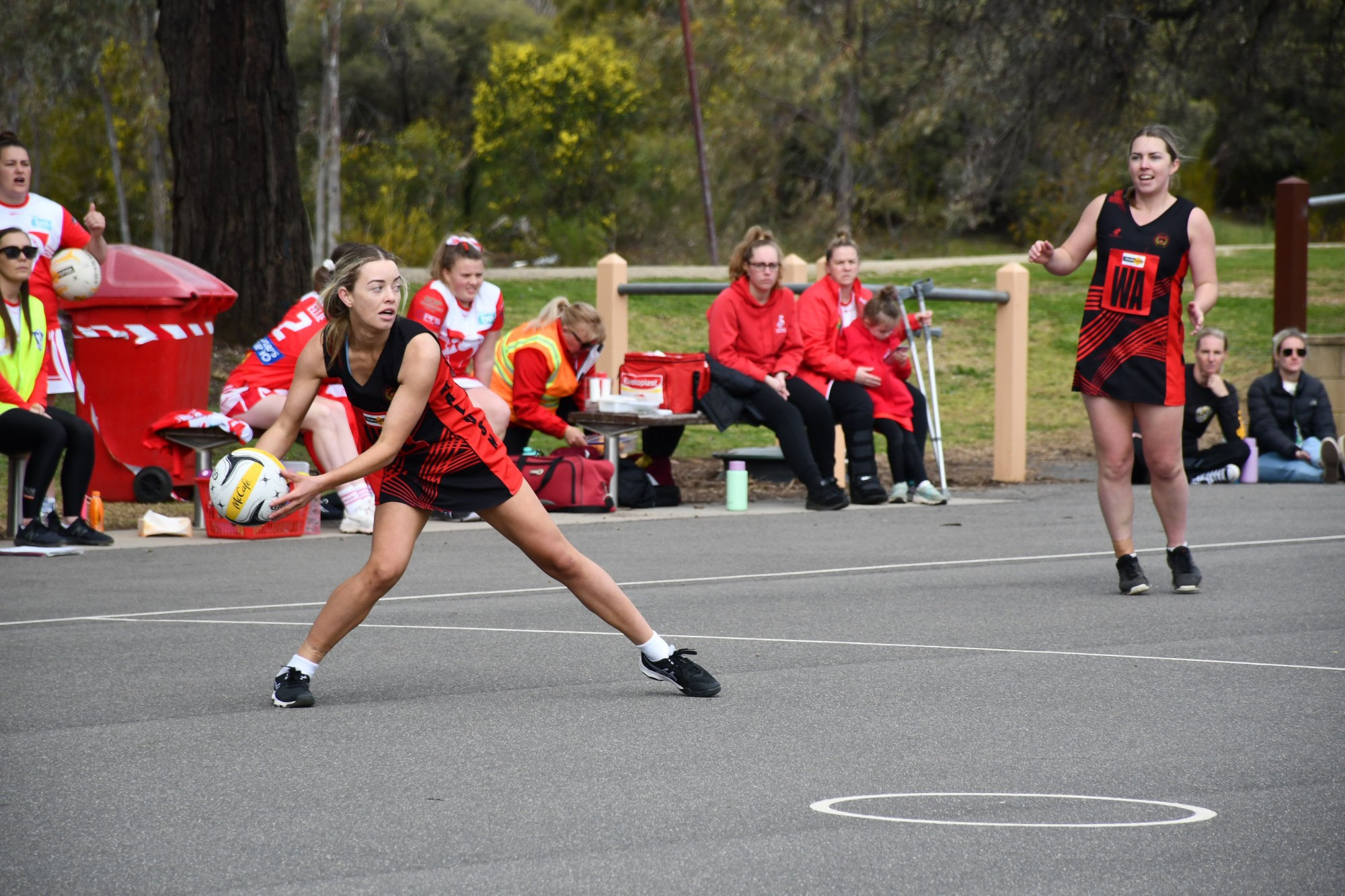 Katie Tong (Maldon) winds up for a pass down court. Photo: 060922 08