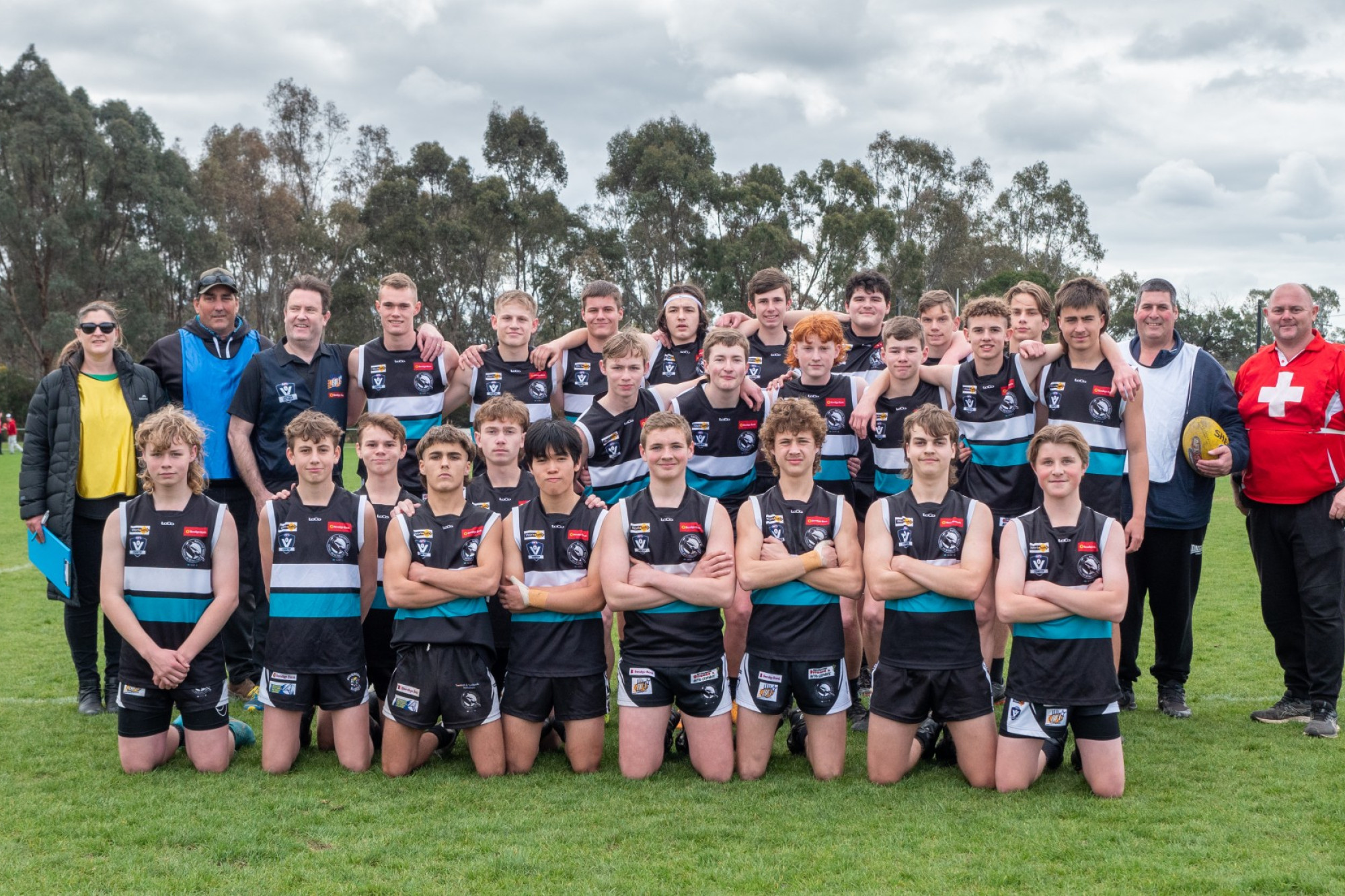 Maryborough’s under 16 team lines up before their grand final against Sandhurst. Photo: Daryl Groves Photography.