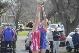 It’s a fierce contest for the ball between Natte Bealiba’s Naomi Medlyn and Avoca’s Maddy Egan. 