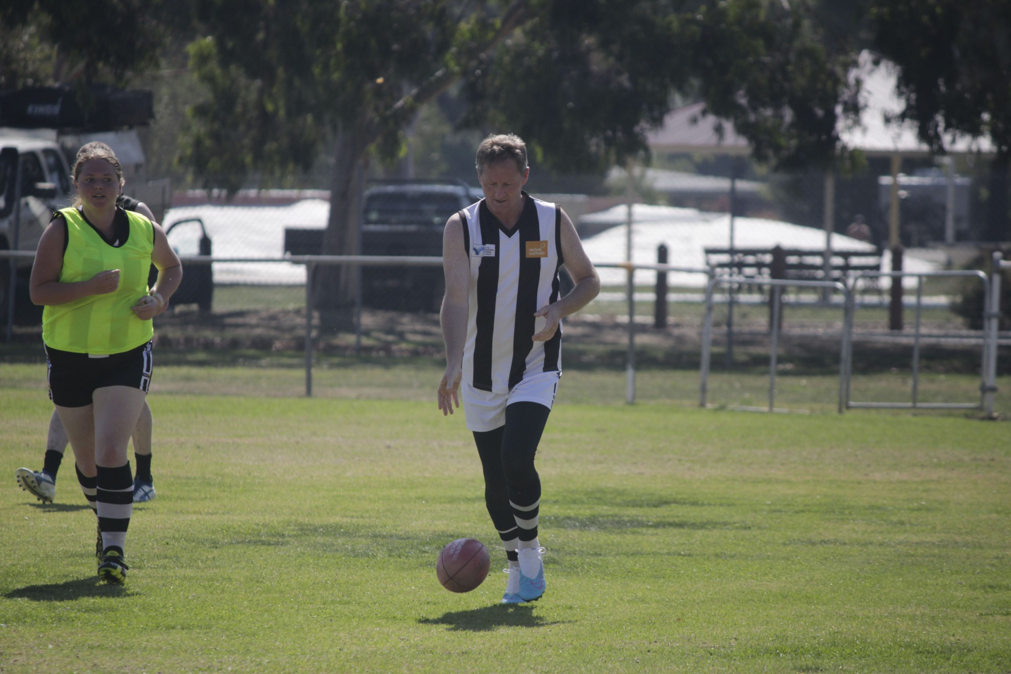 Maryborough Reclink Ravens played against Ballarat Bushrangers to open their Reclink campaign for 2023. David Coomber takes a bounce on the wing at Jubilee Oval. 060423 13