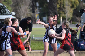 Julie Flynn defends Maldon’s Ainsley Taft in A grade. Photo: 220823 07