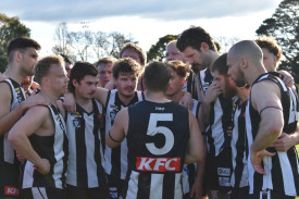 One last address from senior coach Joel Radlof ahead of the final quarter. Photo: 220823 04