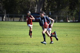 Saxon Melton takes a run out of the middle in the under 11.5. Photo: 220823 05