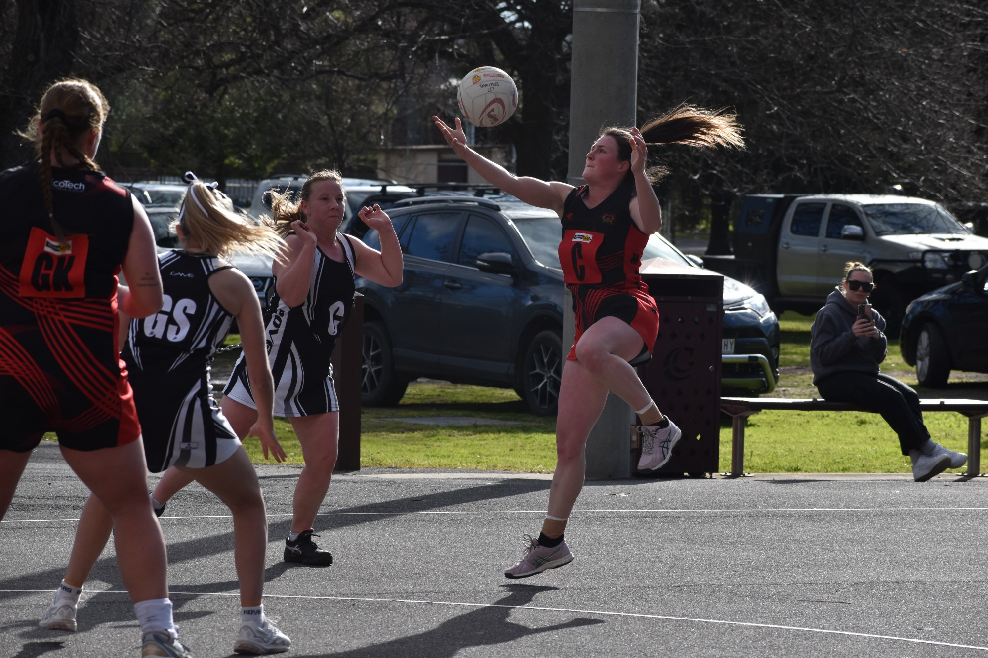 Tessa Fisken gains possession for the Dons. Photo: 220823 44