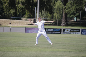 Maryborough’s Tom Hart fields a ball. 