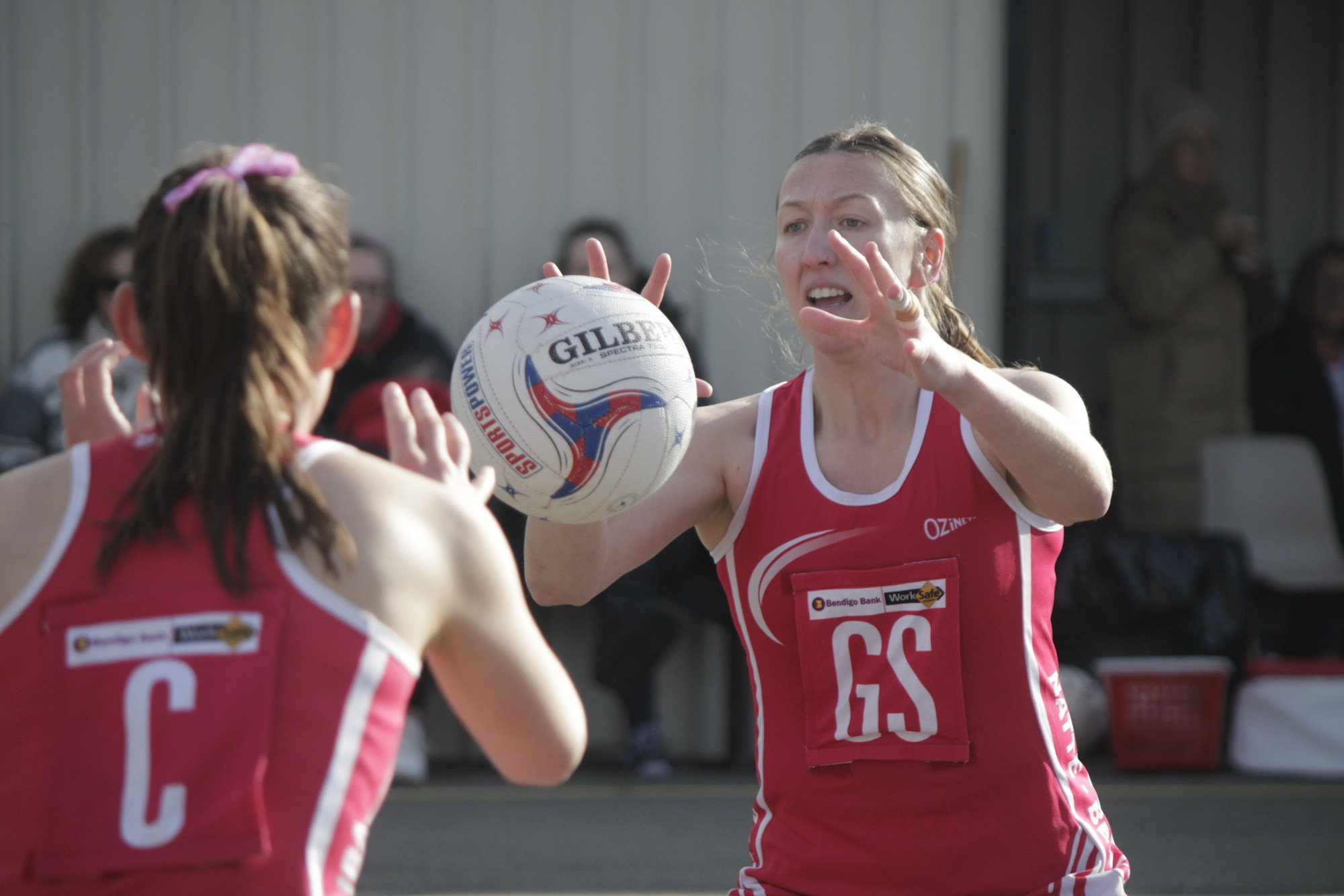Natte Bealiba playing-coach Emma Ryan delivers the ball to Ella Tranter. Photo: 110723 08