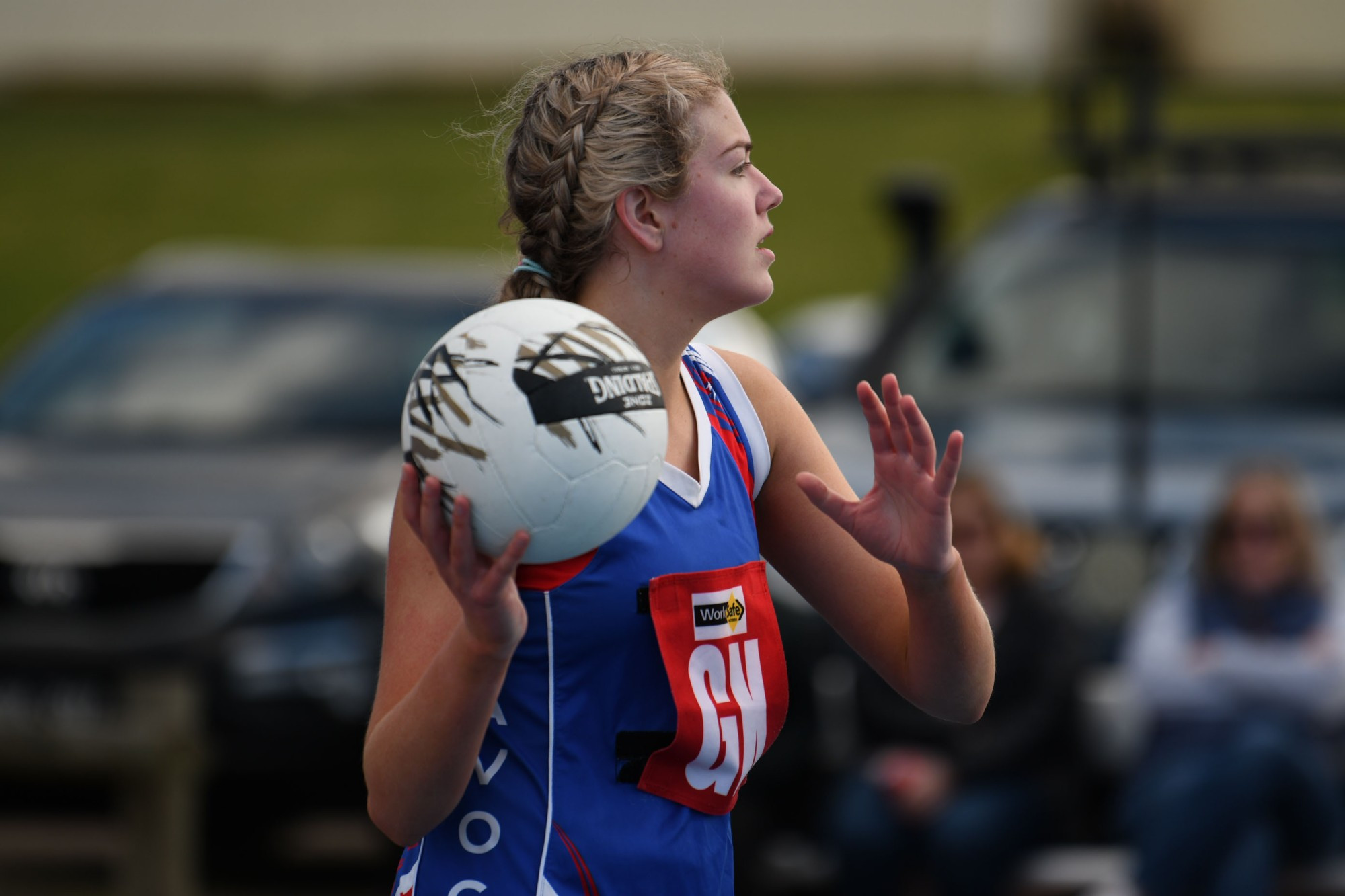 Avoca’s Keisha Tonzing assesses her options in the Bulldogs’ defensive third. Photo: 010823 18