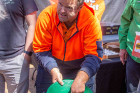 Brent Shannon from the Aussie Gold Hunters TV show demonstrates how to pan to a group. Photo: 101023 02