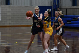 Maddy Egan gets her pass away under fierce Bendigo pressure. Photo: 101023 23