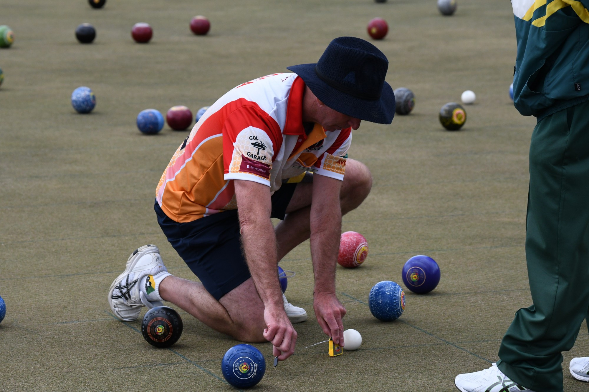 Avoca Red’s John Hearnden needs the tape measure to sort out who won this rink. Photo: 201023 19