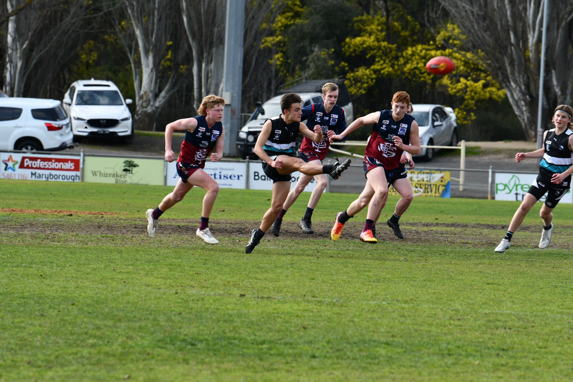 Zac Cicchini gets his kick away against Sandhurst earlier this year. Photo 120923 22