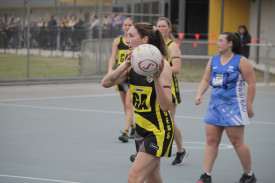 Lexton’s Leesa Donhardt looks to get the ball moving in their round two win over Newstead. Photo: 260923 02