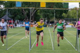 Power pushes through from the middle lane to secure his victory. Photo: Daryl Groves Photography. 