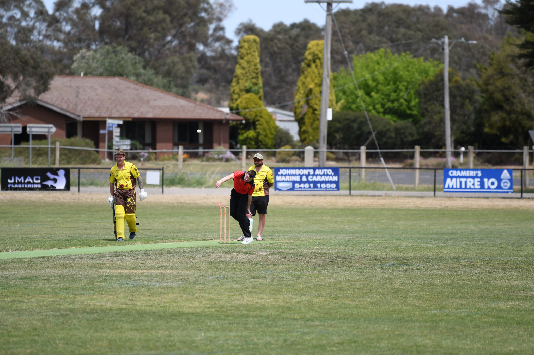 Cooper Willis bowls for Carisbrook in their tight loss to Talbot.