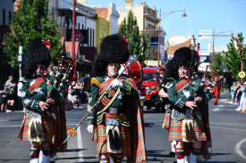 The Castlemaine Highland Pipe Band stunned crowds with their pipes, drums, and full ceremonial dress.