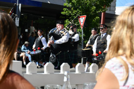 Some spectators enjoyed a coffee at the Bull and Mouth Hotel as the parade went through High Street.