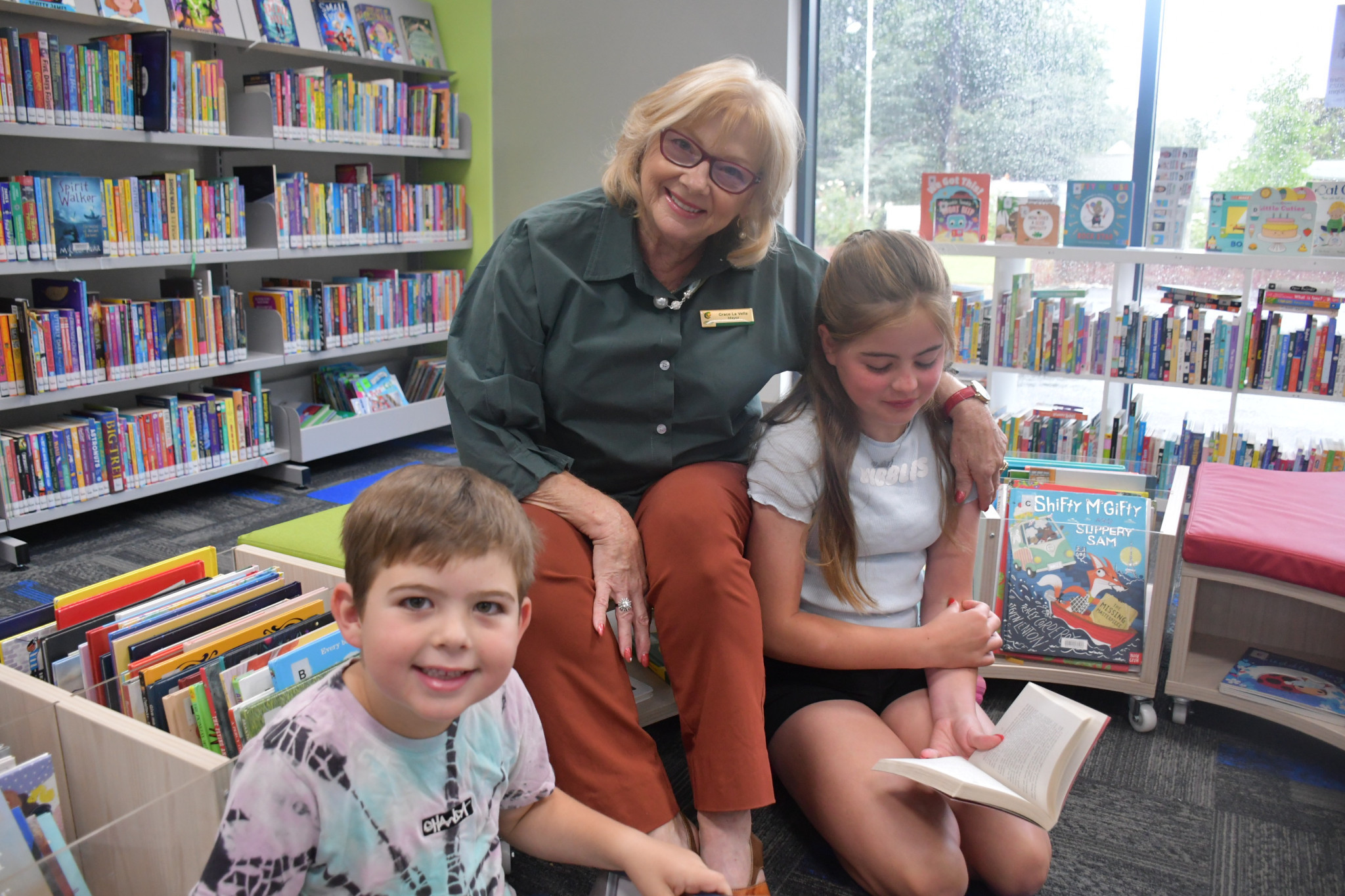 Brother and sister Hunter Ansell and Cobi Kaye reading alongside mayor Grace La Vella.