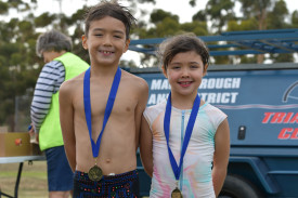 Yuma and Momo celebrate with their medals after the race.