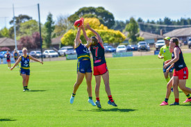 Sarah Lynch of Carisbrook attempts to spoil the mark.