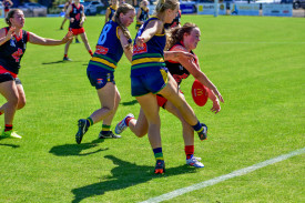 The Redbacks’ Maddison Smith smothers the ball causing a stoppage.