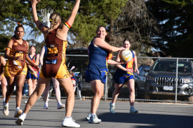 Dunolly stalwart Melanie Schodde tries to navigate through the Talbot defence.