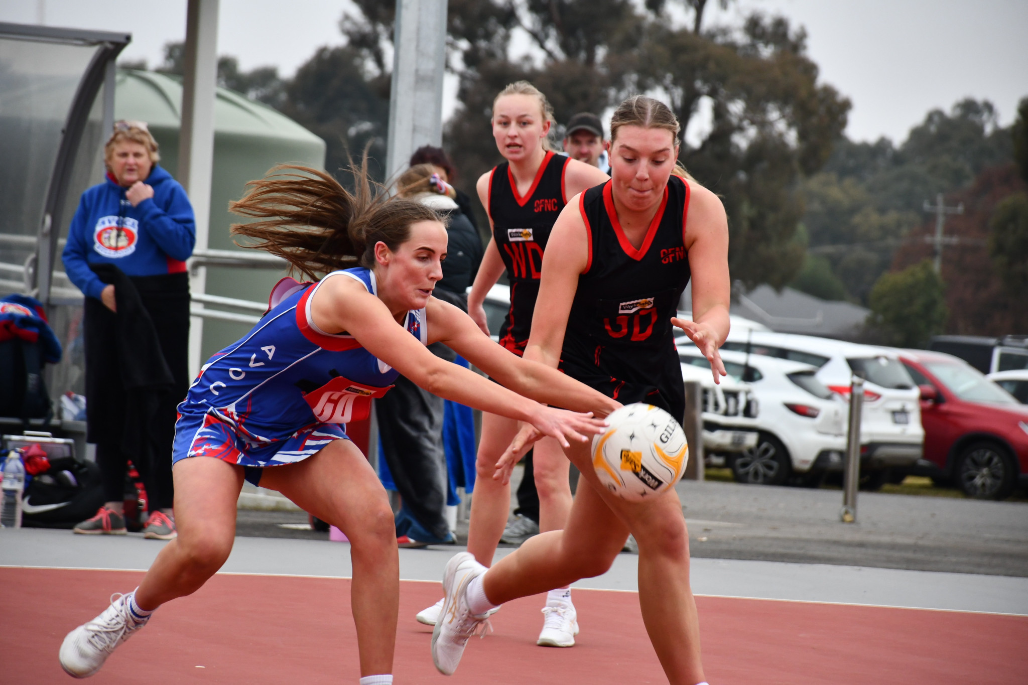 Avoca’s Gina Beavis and Carisbrook’s Finley Wagstaff were fighting for every loose ball on Saturday to try and turn the tide in the top-of-the-table encounter. In the end, it was Beavis’ Avoca who defeated Carisbrook by 22 goals.