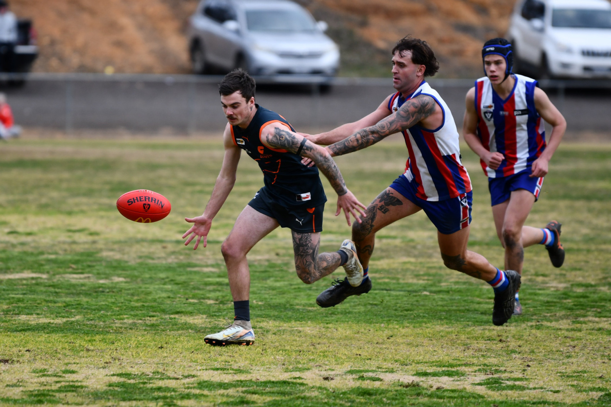 The Giants’ Kaylab Eggers and the Bulldogs’ Brayden Northern chase for a loose ball.