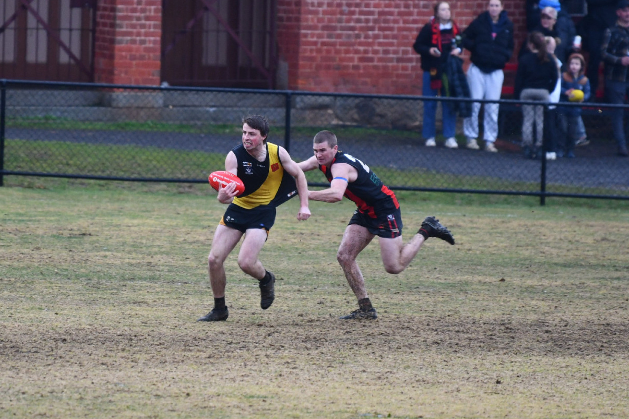 Lexton’s Dylan Hinchliffe tries to get the handball away under the pressure of Maldon’s Billy Johns.