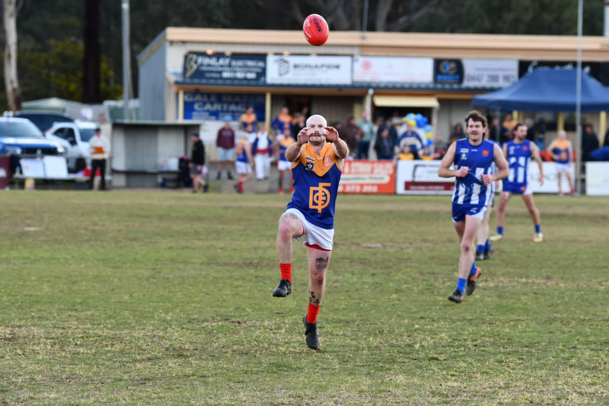 Lachlan Watson looks to take an uncontested mark for Dunolly.