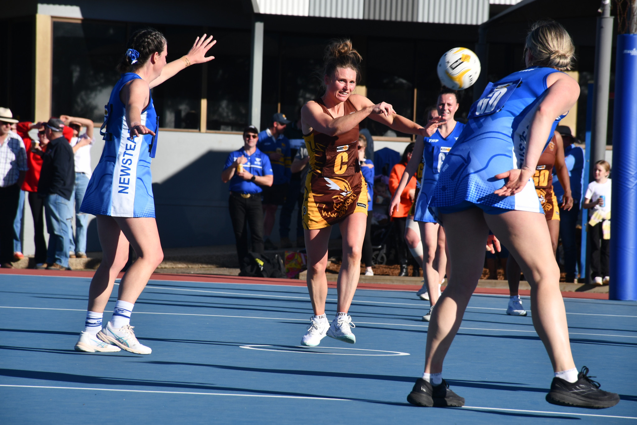 Talbot’s Loren Aquilina unleashes a centre pass in their elimination final win over Newstead. 260825 18
