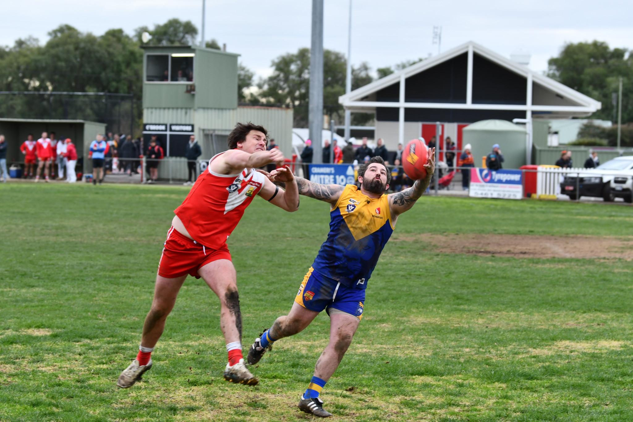 Natte’s Brayden Mills and Harcourt’s Benjamin Leech battle for a contested mark. 020925 08