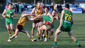 Navarre stun Talbot with late double to win final