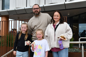Carisbrook Lions Club’s sausage sizzle didn’t go unappreciated with Elsie, Troy, Evie and Anna Gardiner enjoying a quick lunch.