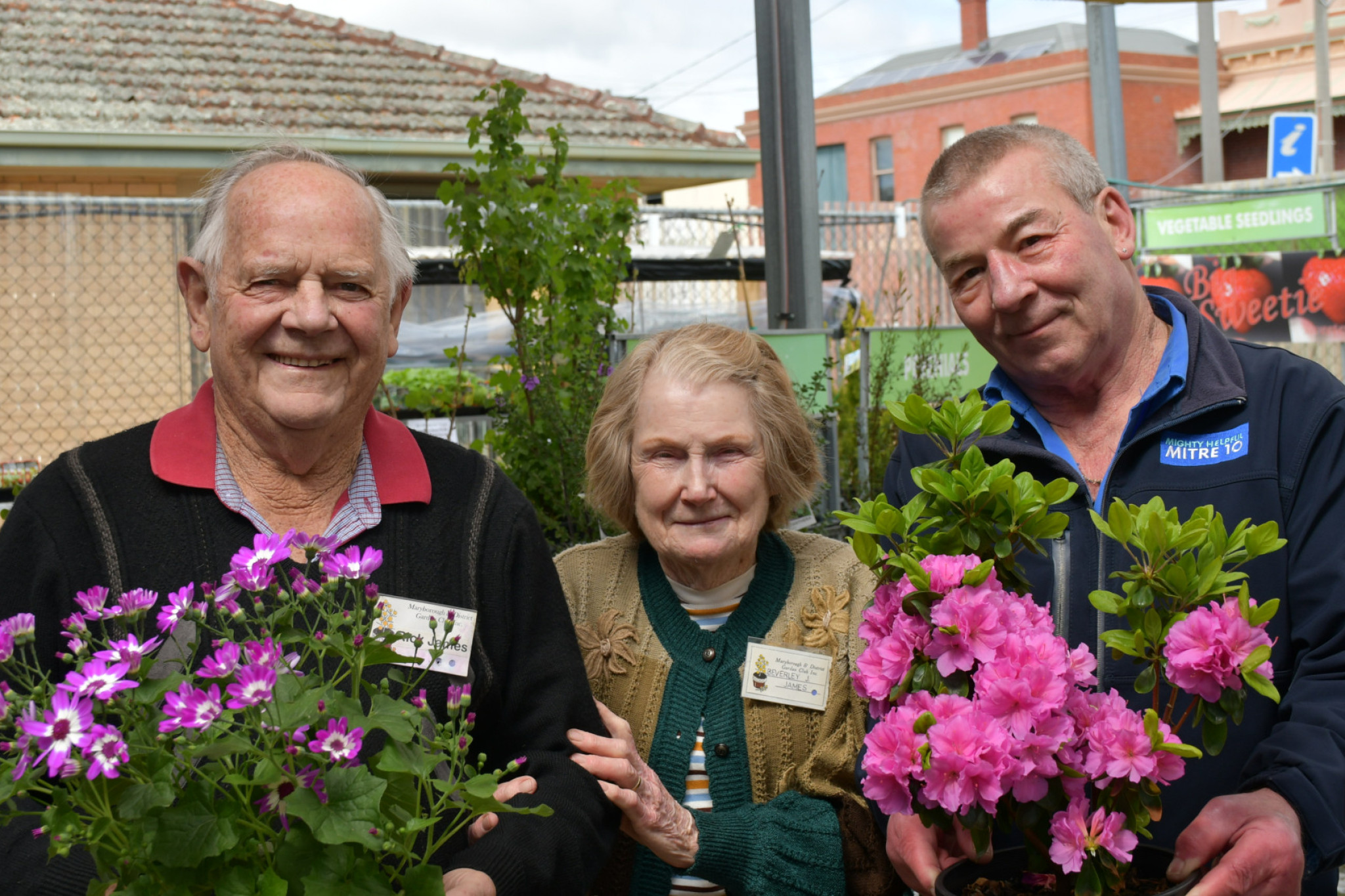 Maryborough and District Garden Club’s Rick and Bev James, alongside Mitre 10’s Bob Arnold, are keen to see prize winning gardens all over the Central Goldfields Shire.