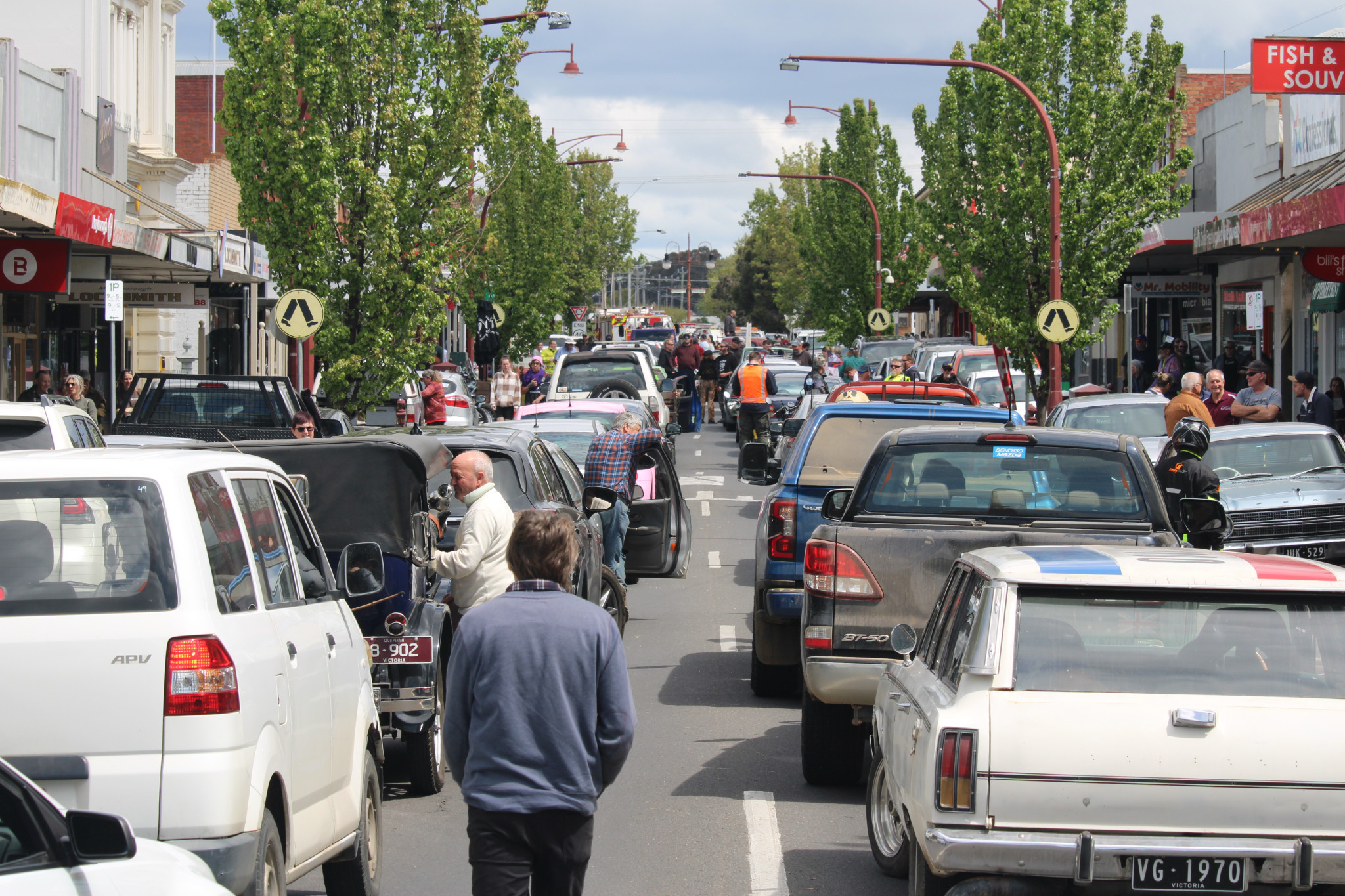 Some 200 vehicles were involved in Saturday’s procession, highlighting the district’s want for the continuation of VicRoads services in Maryborough. 141025 09